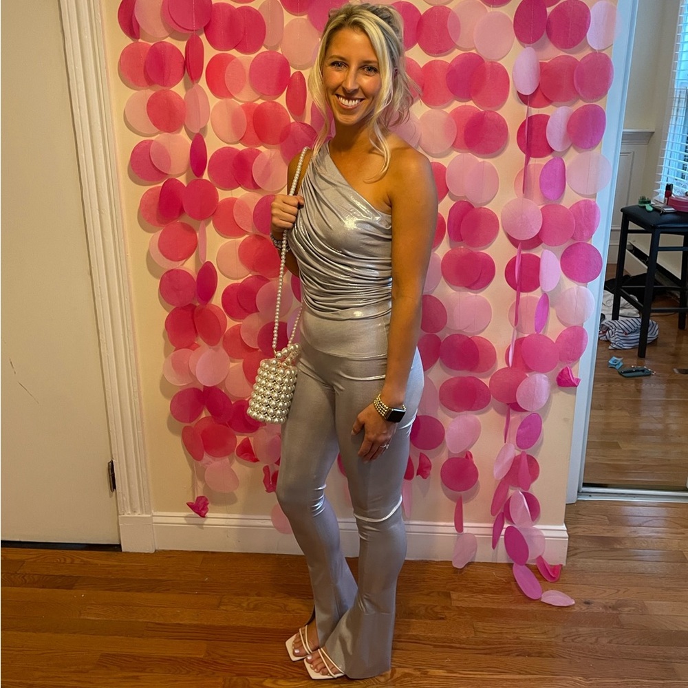 Norma Kamala silver set. Diana bra and spat leggings. Small top and XS leggings.